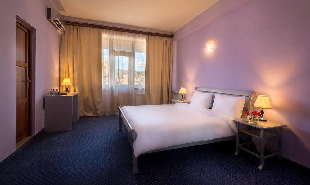 14 Floor Hotel เยเรวาน ภายนอก รูปภาพ